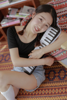 女性高级感白色游泳衣